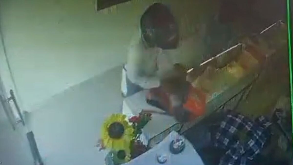 दिनदहाड़े हथियार के दम पर ज्‍वेलर्स से लाखों की लूट