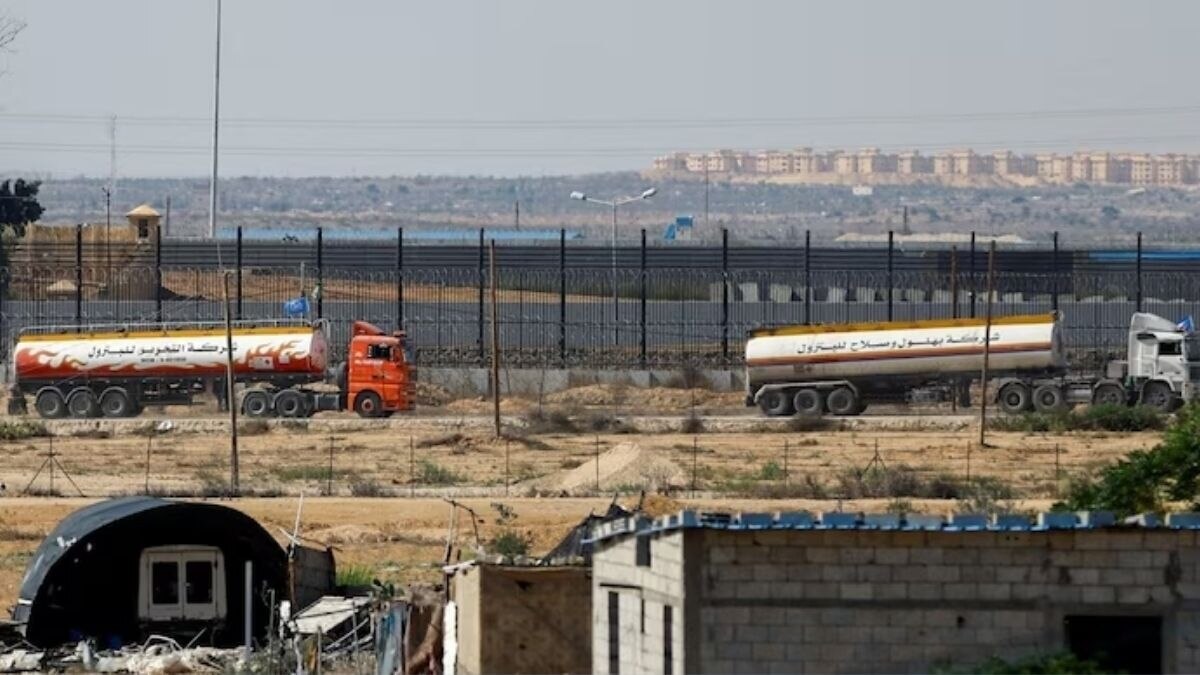 संयुक्त राष्ट्र के झंडे वाले ईंधन ट्रक दक्षिणी गाजा पट्टी की तरफ बढ़ते हुए (फोटोः रॉयटर्स)