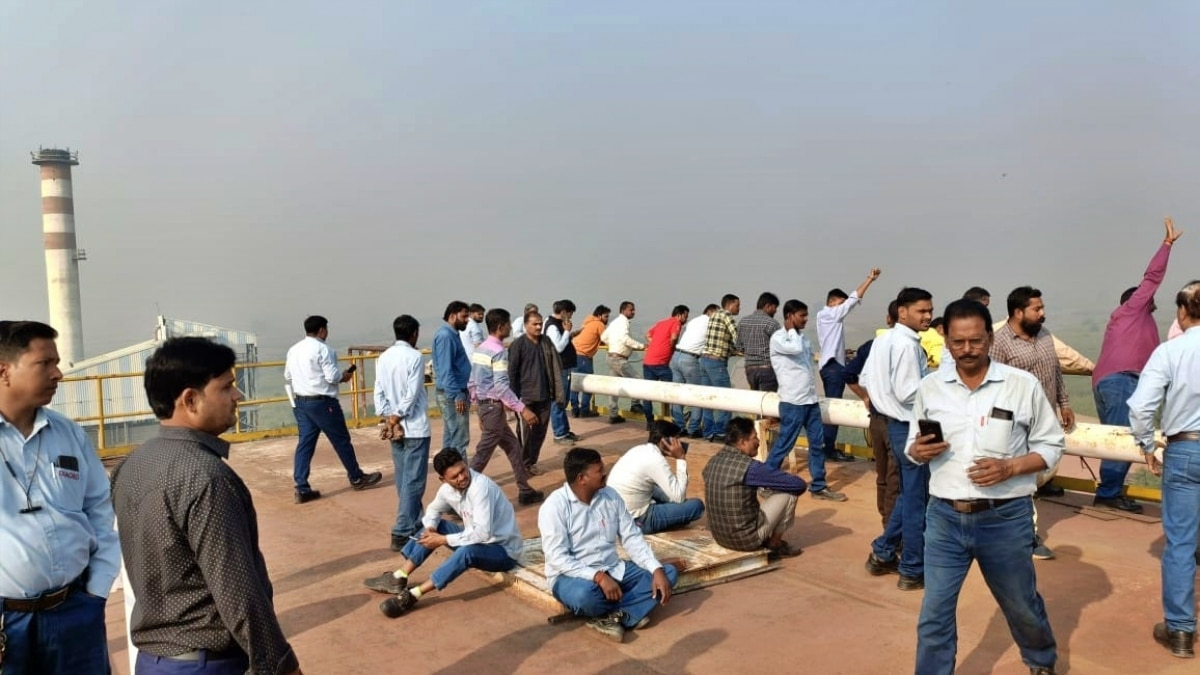 फैक्ट्री की 6 मंजिला इमारत पर चढ़े कर्मचारी 