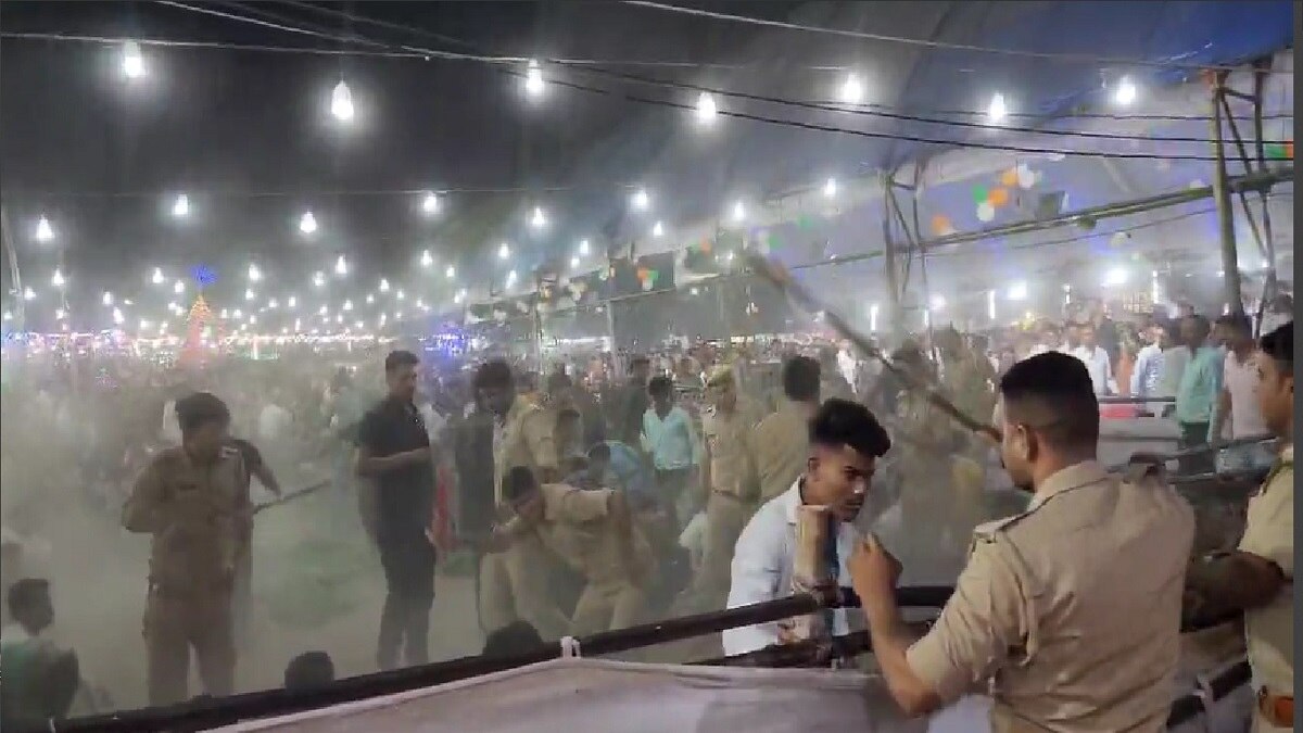 कार्यक्रम में आए लोगों पर पुलिस ने किया लाठीचार्ज (Aajtak).