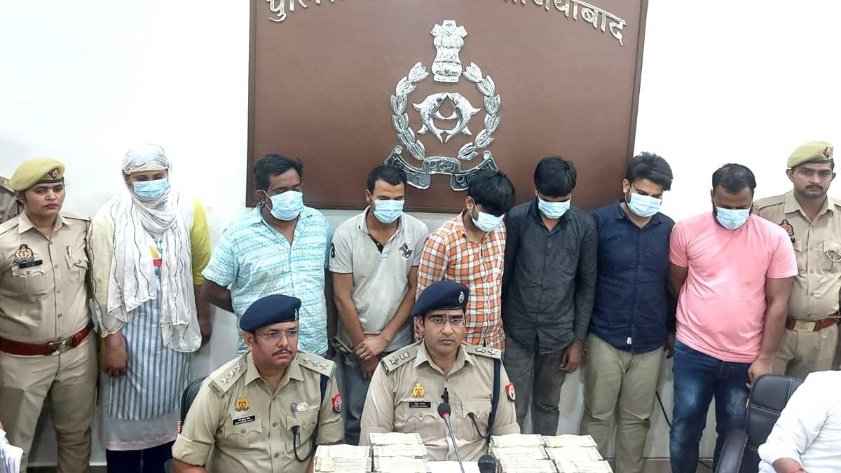 फिरौती वसूलने के मामले में गाजियाबाद पुलिस ने 7 आरोपियों को गिरफ्तार किया है.