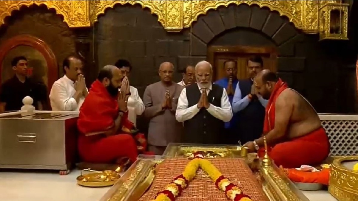 पीएम मोदी ने साईंबाबा मंदिर मेें की पूजा (फोटो- ScreenGrab)