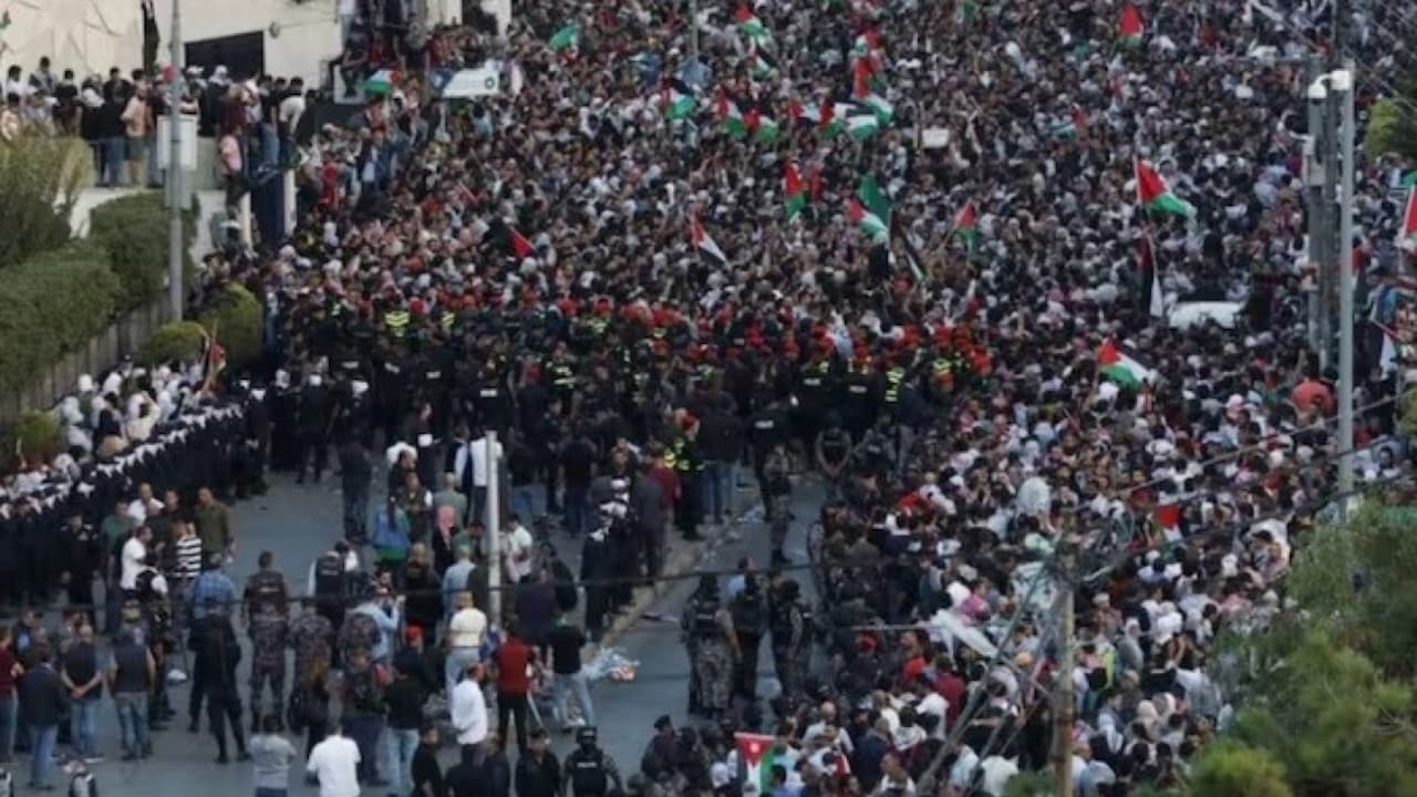 अमेरिका के Colorado में 'फ्री फिलिस्तीन' चिल्लाकर हमला: यहूदी भीड़ पर फेंका फायर बम, 6 घायल 6 अमेरिका की सड़कों पर युद्धविराम और फ्री फिलिस्तीन के लगे नारे, प्रदर्शनकारियों ने कई शहरों में निकाला मार्च - Protesters Rally Across United States In Support Of ...