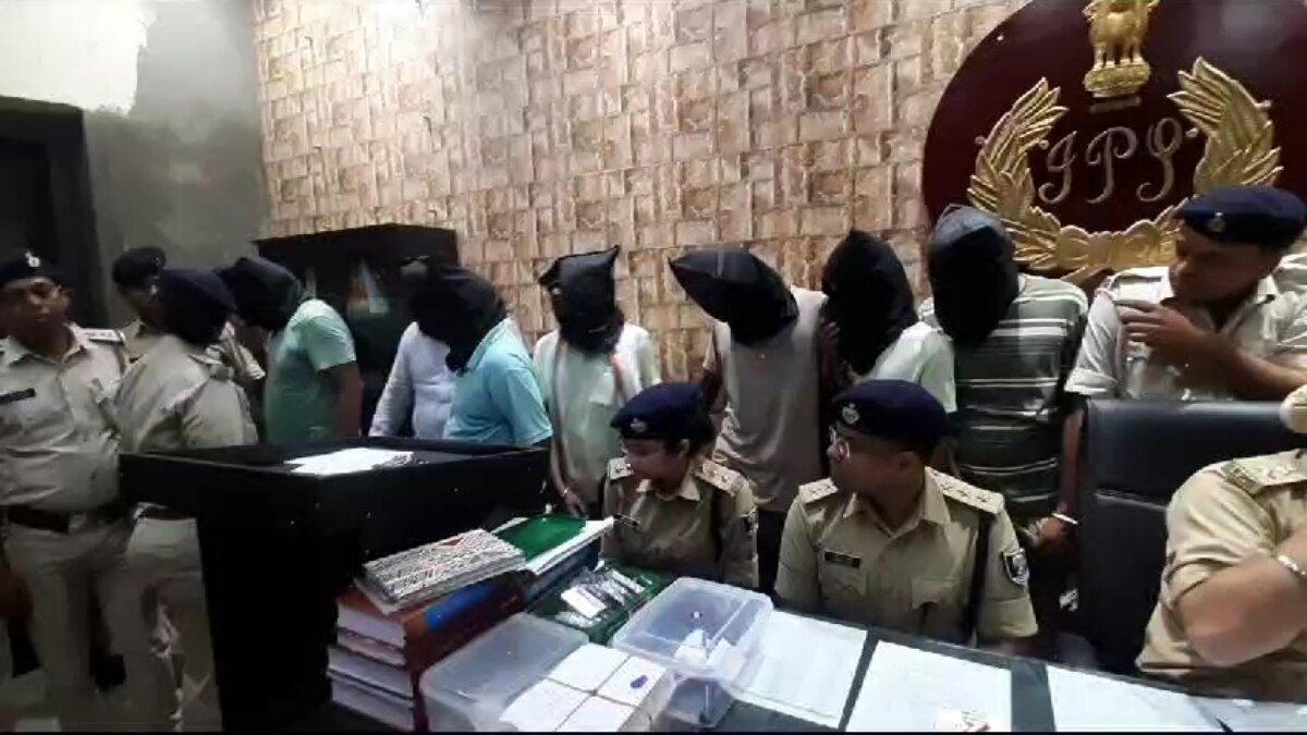 पुलिस की गिरफ्त में आरोपी.