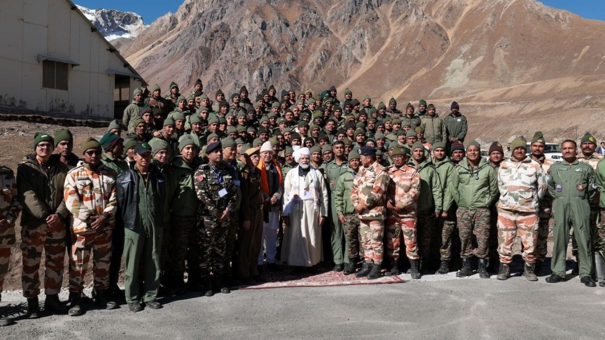 पीएम मोदी ने सेना और आईटीबीपी जवानों से की मुलाकात