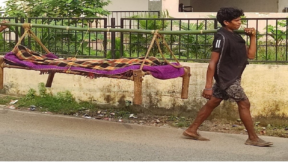 बीमार पत्नी को खाट पर ही पैदल लेकर अस्पताल के लिए मीलों चलने को विवश पति