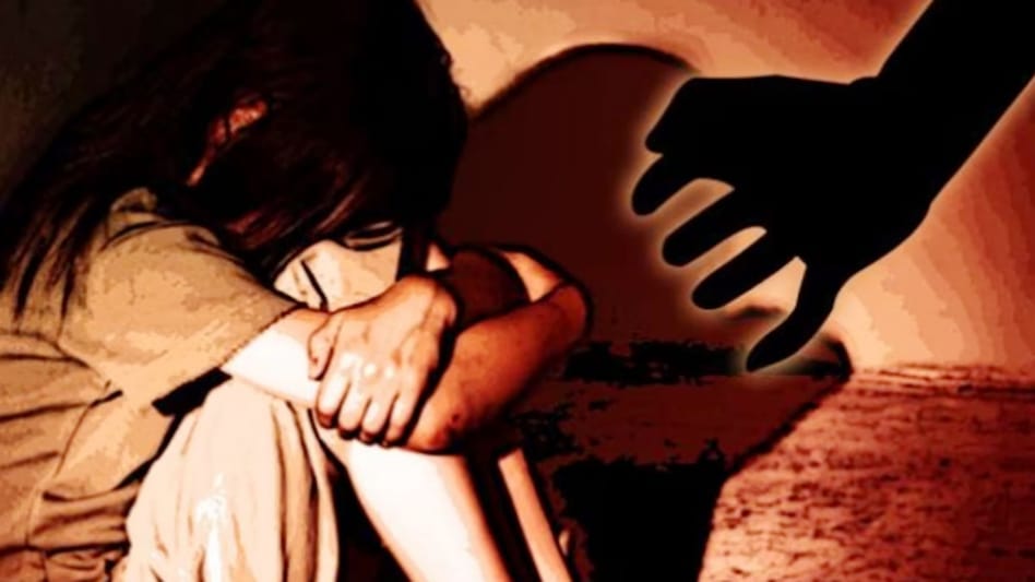 Bihar: पिता के दोस्त ने किया नाबालिग छात्रा से रेप, आरोपी फरार - Rape Minor Girl Father Friend Police Arrested Begusarai Bihar lclar - AajTak