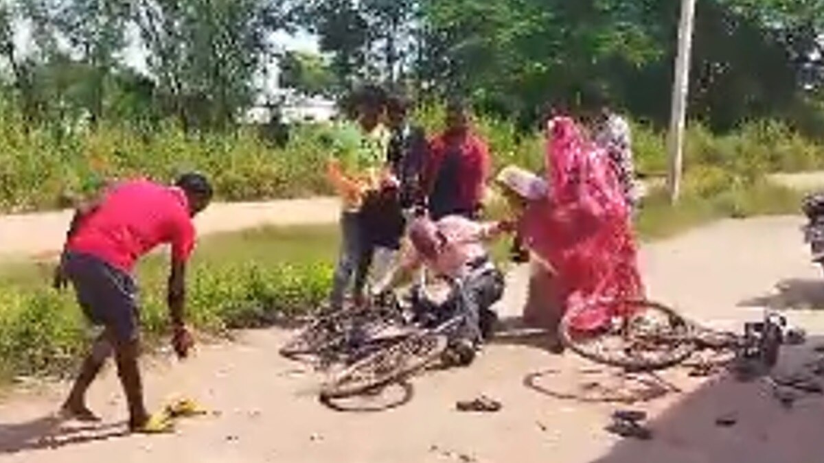 टीचर और छात्र के परिजनों के बीच होती मारपीट. 