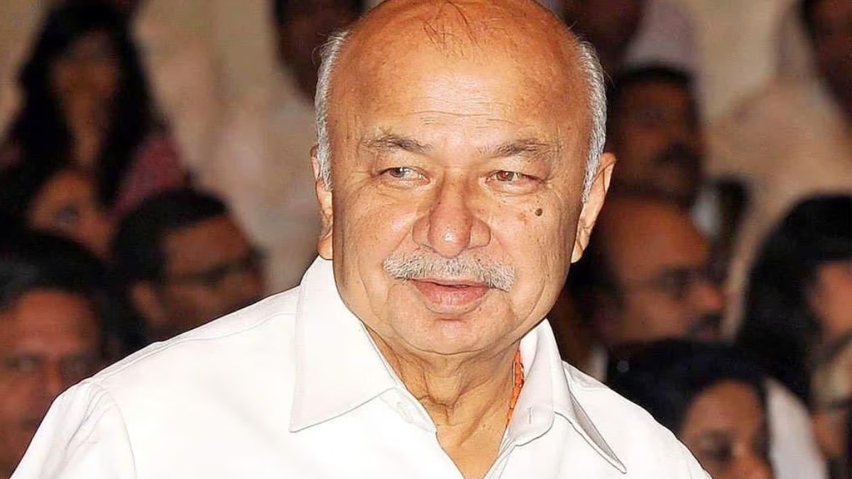 Maharashtra के पूर्व CM सुशील कुमार शिंदे का सक्रिय राजनीति से संन्यास, बेटी प्रणीति को सौंपी विरासत