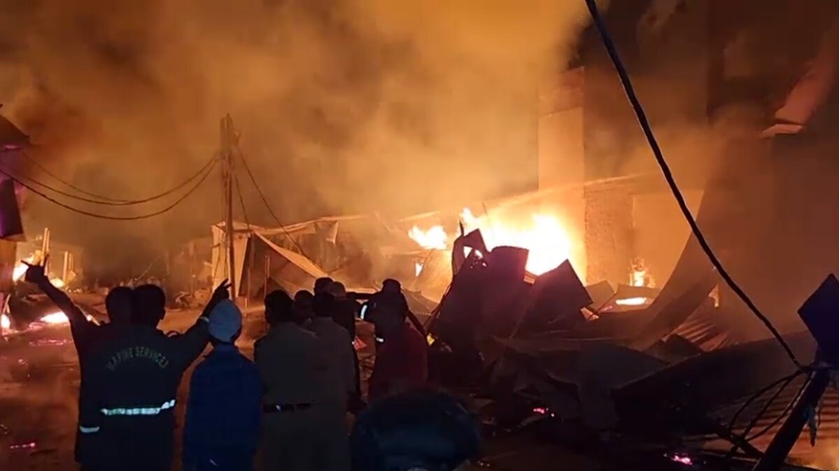 फिरोजाबाद में लगी भीषण आग. 