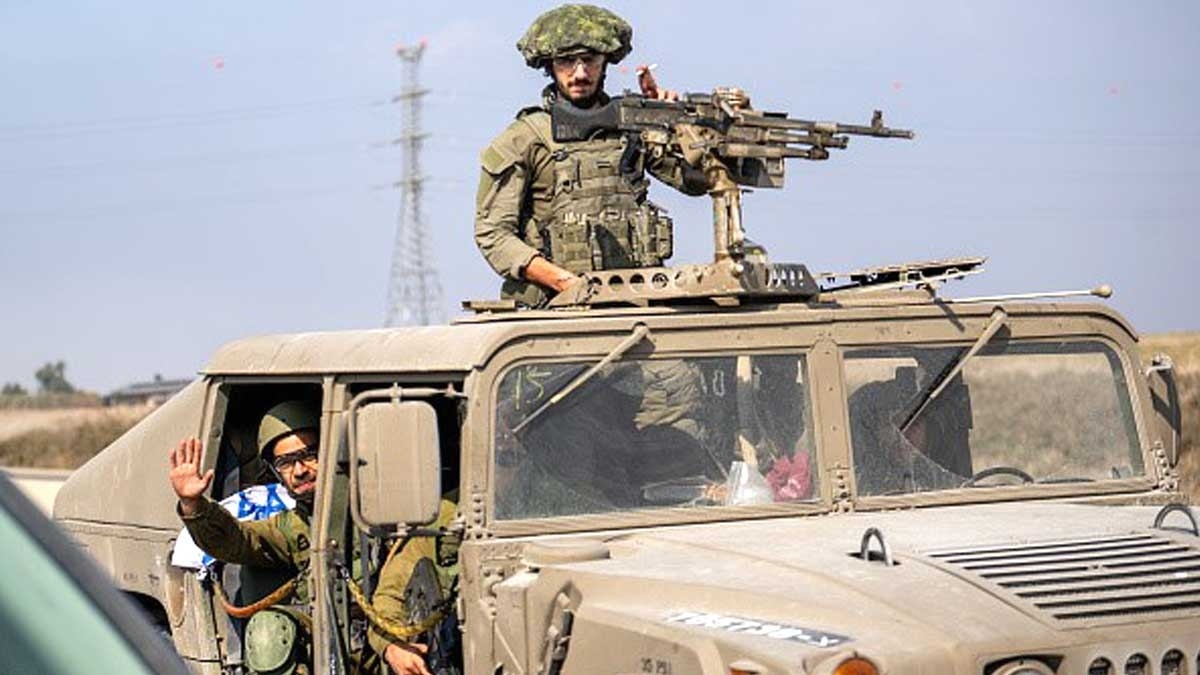 इजरायल जमीन, हवा और पानी तीनों ओर से हमास के आतंकियों पर हमले कर रहा है.