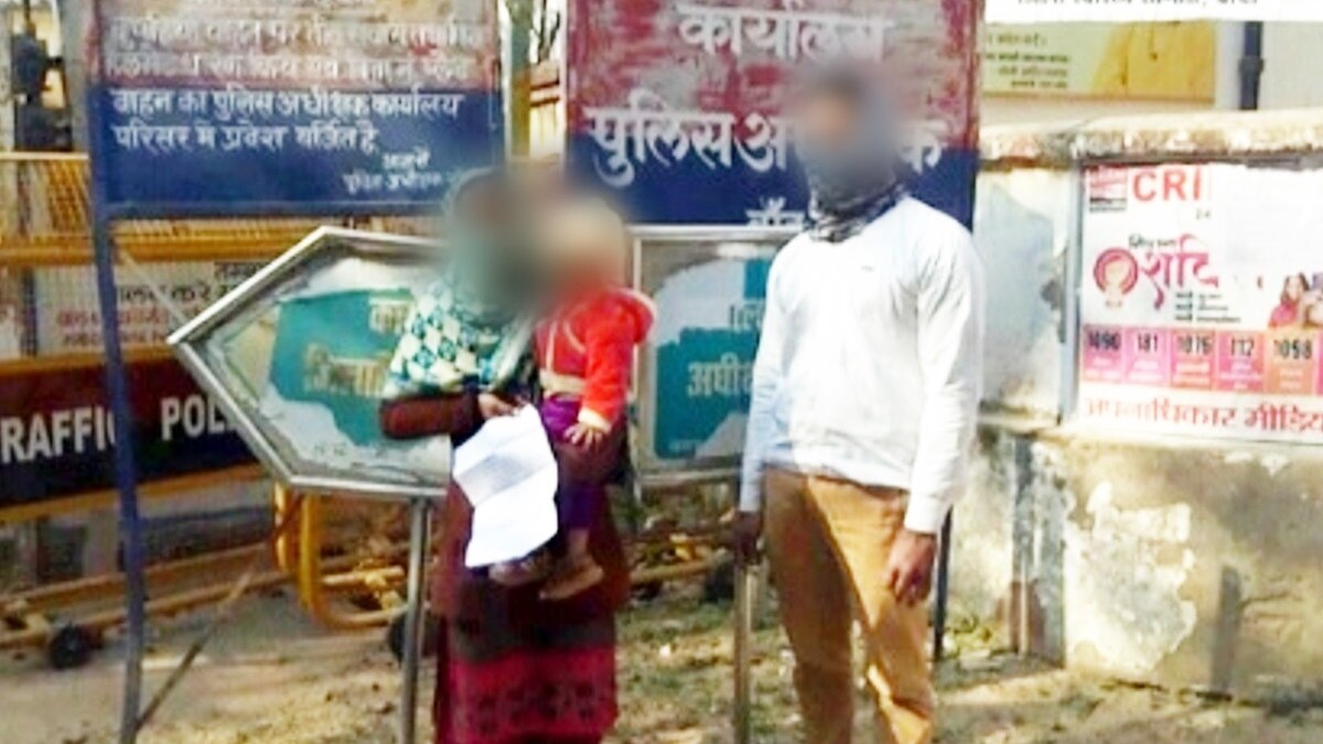 पुलिस से मदद मांगने पहुंची पीड़िता. 