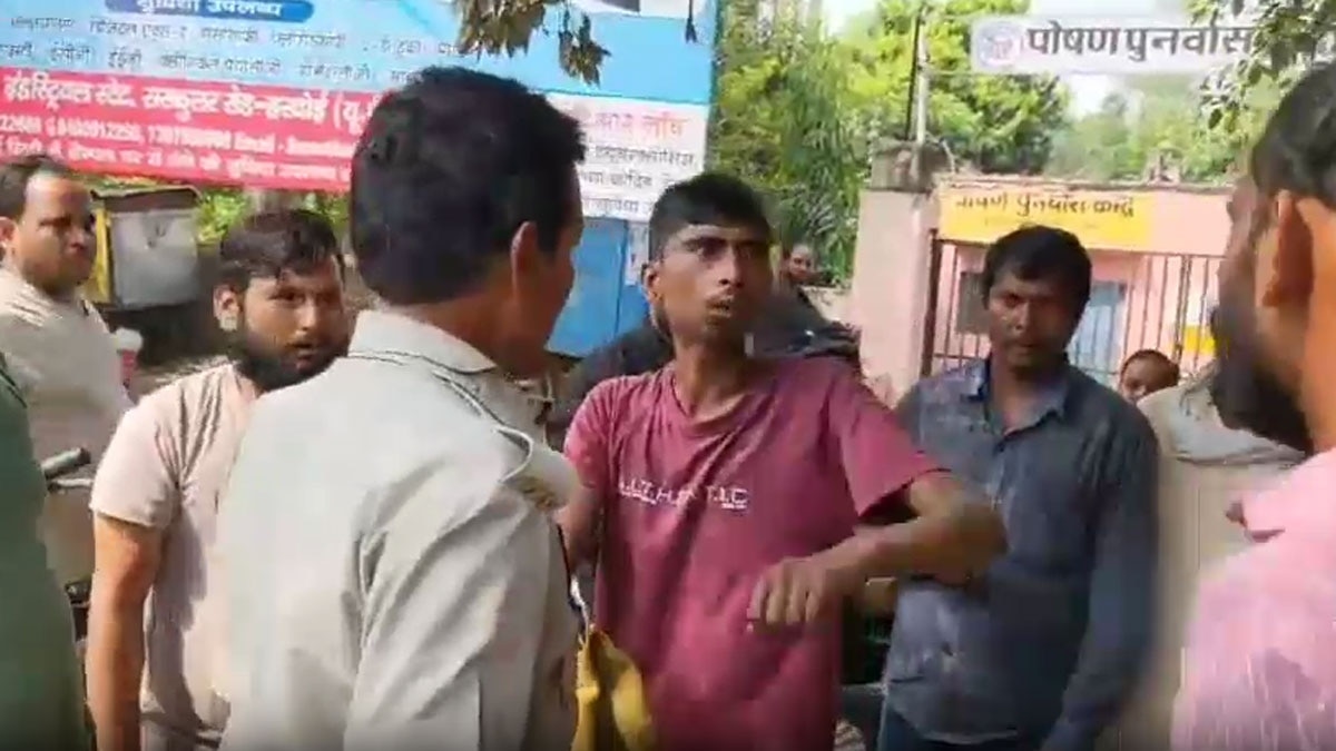 भीड़ ने चोर को पकड़कर पुलिस के हवाले किया 