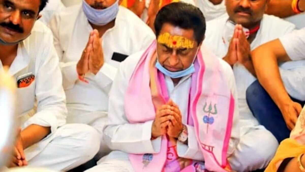 मध्यप्रदेश के पूर्व मुख्यमंत्री कमलनाथ हिंदुत्व के मुद्दे पर बीजेपी से बड़ी लकीर खींच रहे हैं.