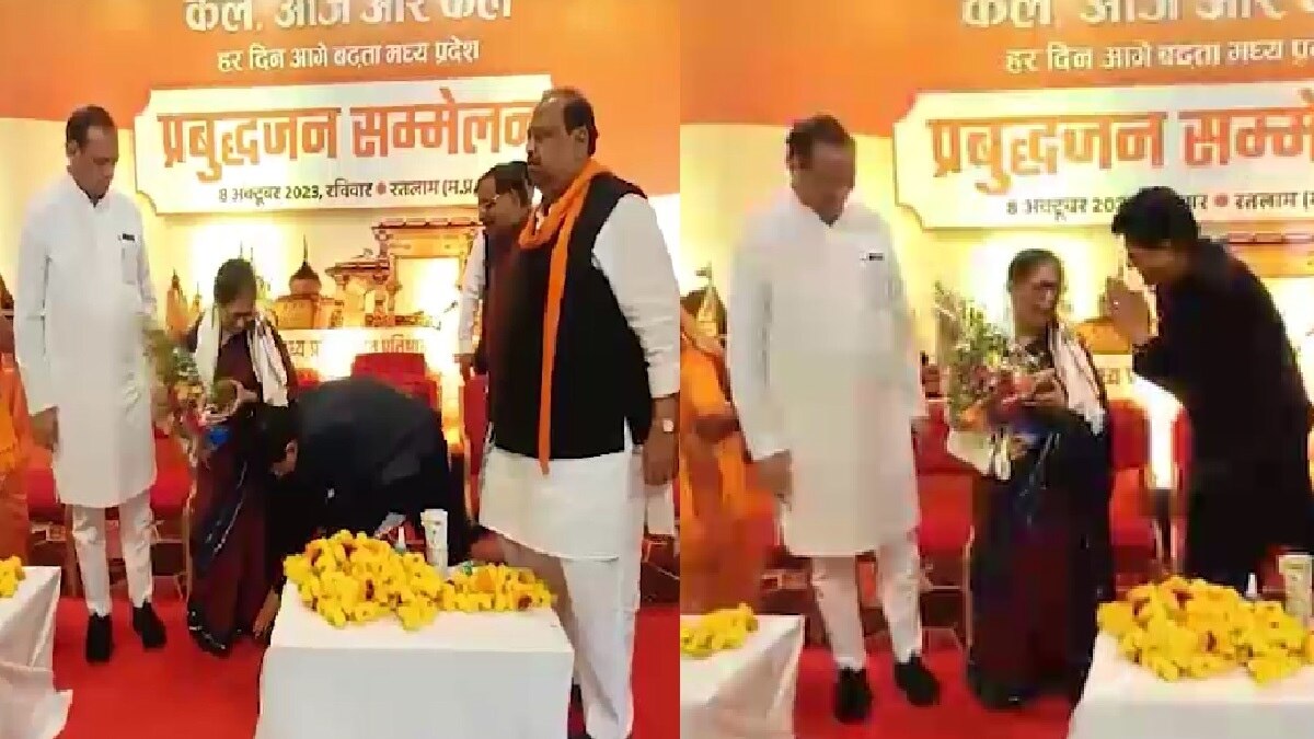 डॉ. लीला जोशी के पैर छूते केंद्रीय मंत्री पीयूष गोयल.