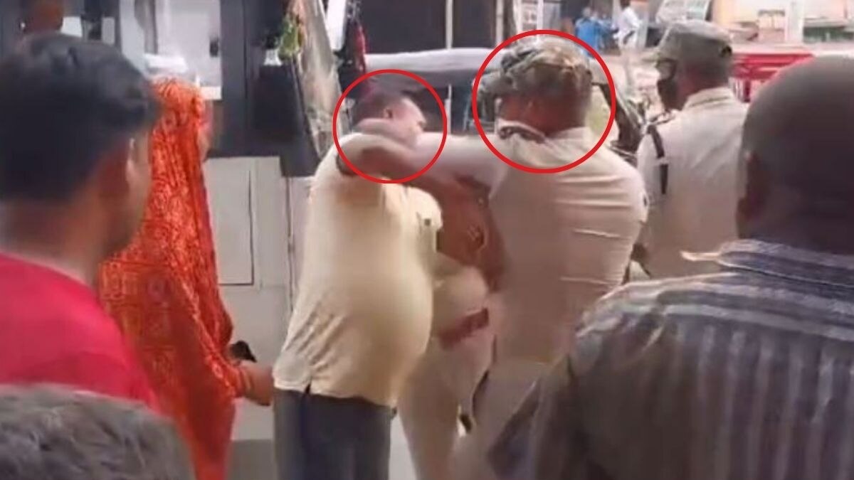 कॉलर पकड़ी, थप्पड़े मारे और चले लात-घूंसे... ट्रैक्टर के चालान को लेकर आपस में भिड़ गए दो सिपाही, Video