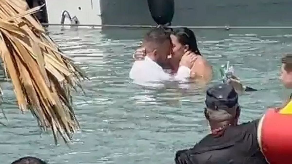 समुद्र में सबके सामने अश्लील हरकतें करने लगा Couple, रिकॉर्ड हुई घटना, भड़के लोग!