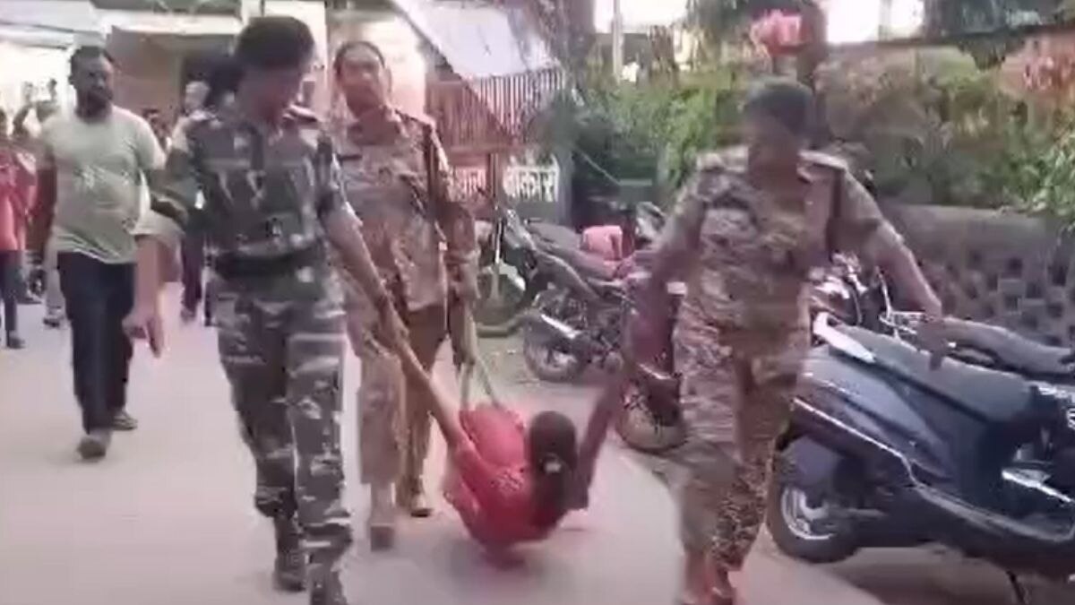 चोरी की आरोपी महिला को रस्सी से टांगकर थाने ले गई पुलिस, पैर भी बांध रखे थे, Video