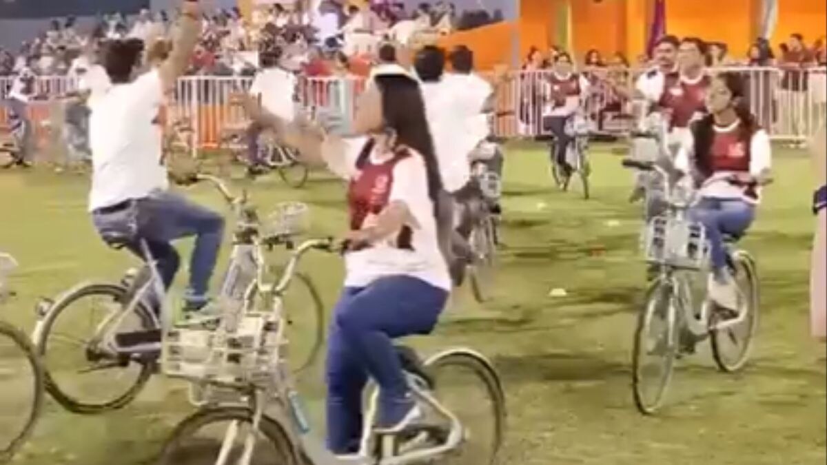 सूरत में हुआ साइकिल गरबा. 