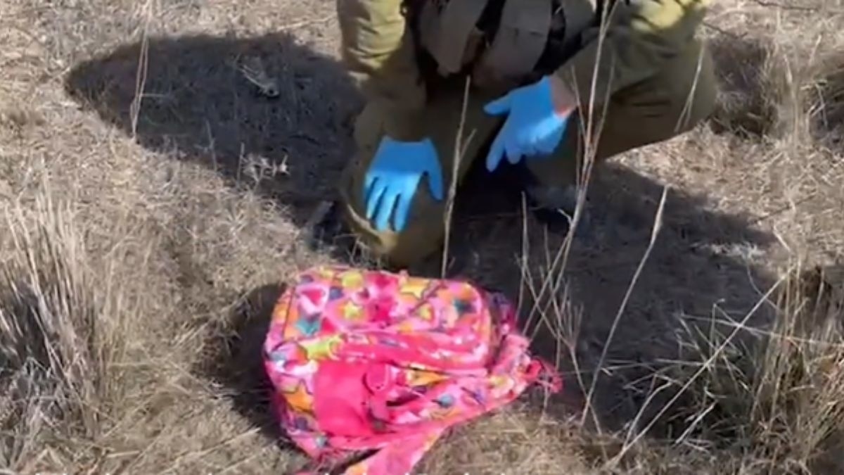 इजरायली बच्चों के बैग में 'मौत' रख गया Hamas, सेना ने दिखाया क्या क्या मिला- VIDEO