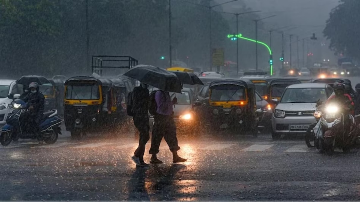 Delhi Weather: दिल्ली-NCR में गरज के साथ तेज बारिश, पहाड़ों पर बर्फबारी से बदला मौसम 