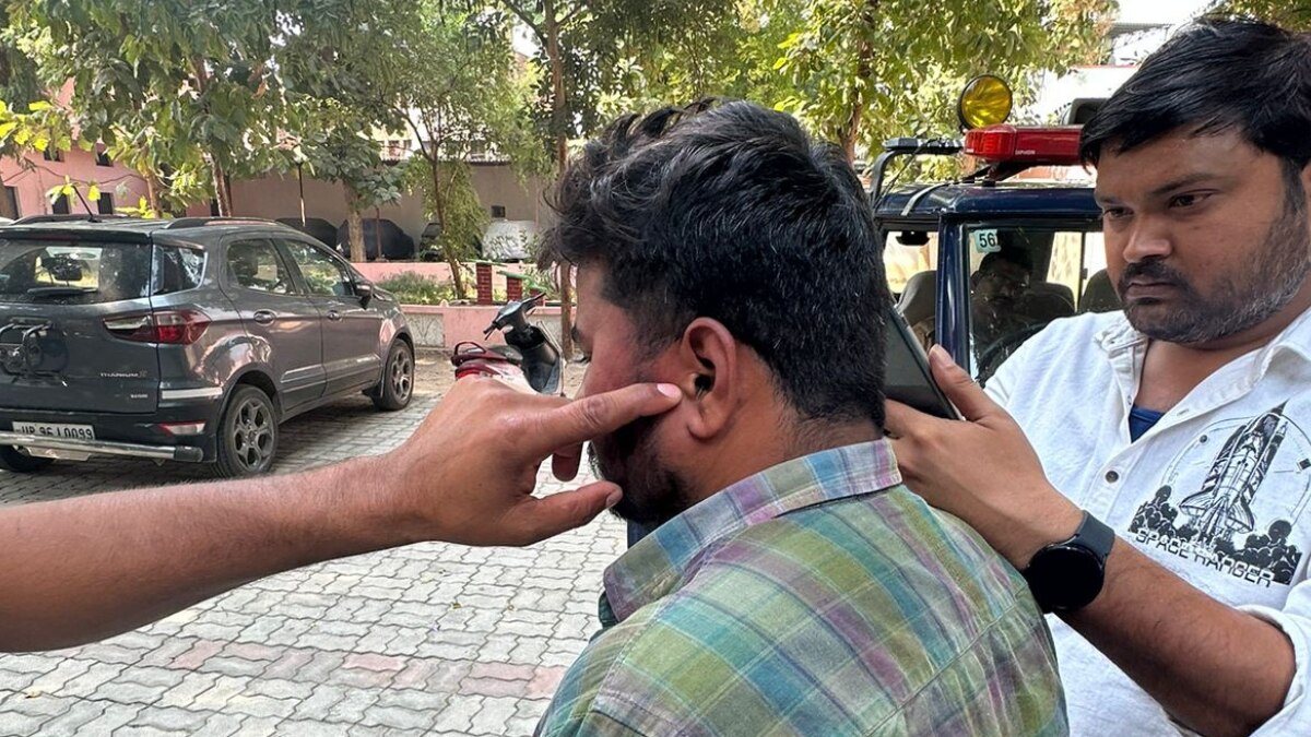 कान में ब्लूटूथ का मिनी डिवाइस, एडमिट कार्ड में भी 'खेल'... यूपी PET एग्जाम में मुन्नाभाइयों की चालबाजियां