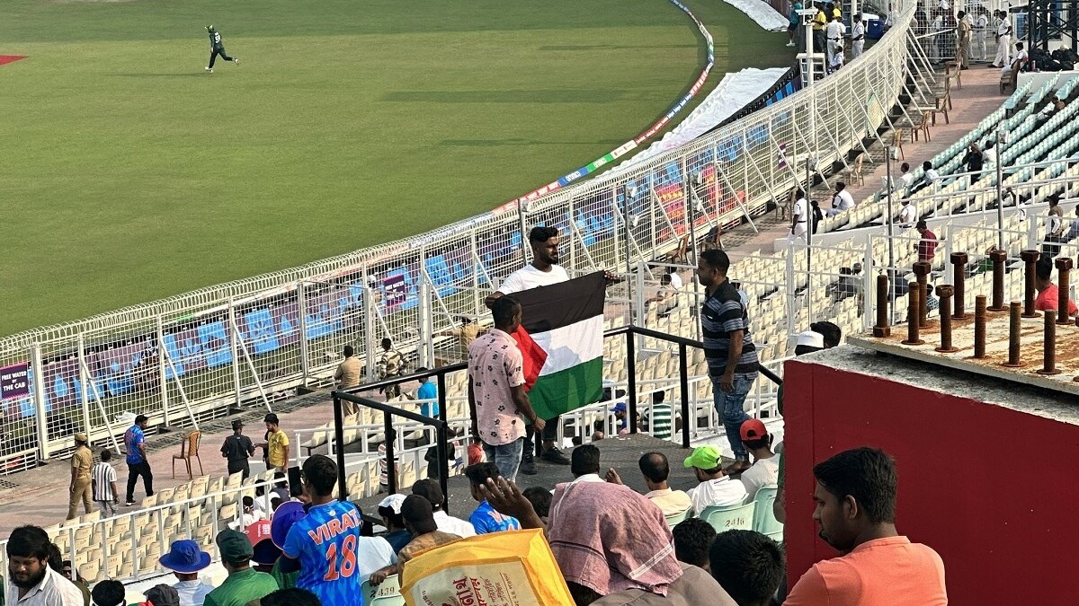 कोलकाता मैच में दर्शक ने लहराया फिलिस्तीन का झंडा.