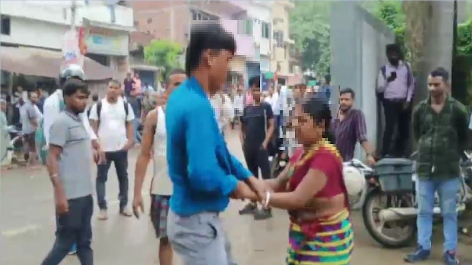 पति पर लगा दूसरी शादी का आरोप, पत्नी ने बीच बाजार की चप्पलों से की पिटाई, पति कह रहा…-Husband accused of second marriage, wife beats him with slippers in the middle of the market, husband says…