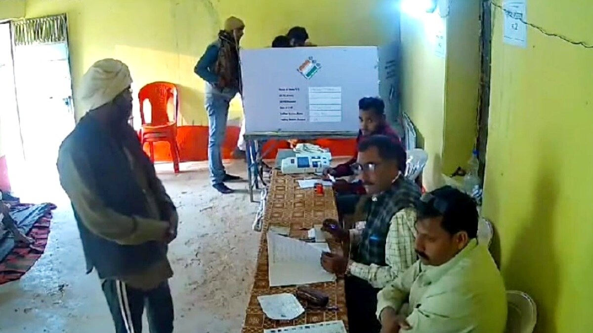 बूथ कैप्चरिंग का सीसीटीवी फुटेज. 