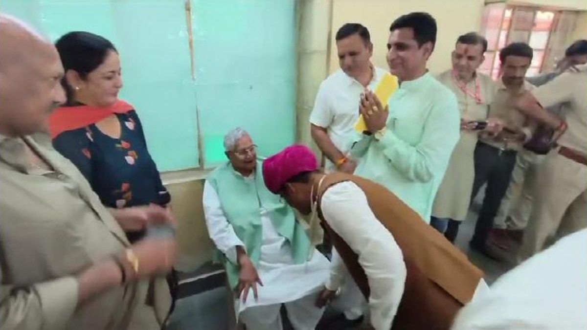 लालाराम बैरवा ने निर्दलीय उम्मीदवार का पैर छुकर लिया आशीर्वाद.