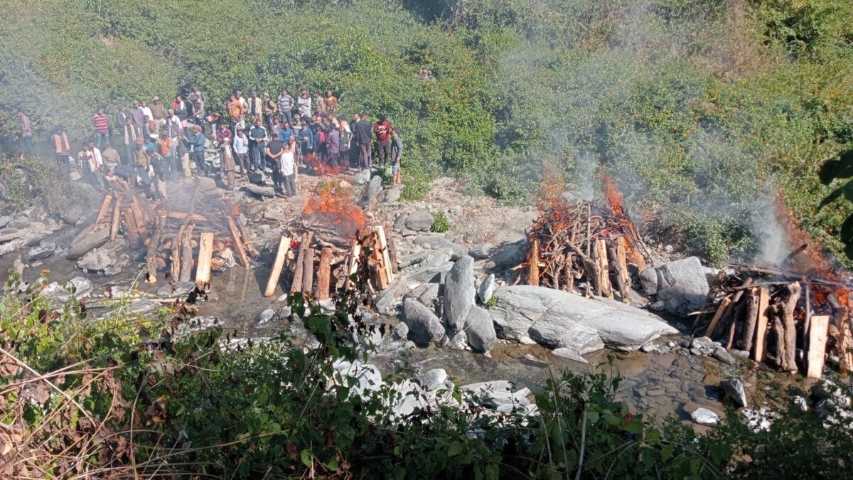 नैनीताल सड़क हादसे में एक ही परिवार के 9 लोगों की मौत, एक साथ जली चिताएं
