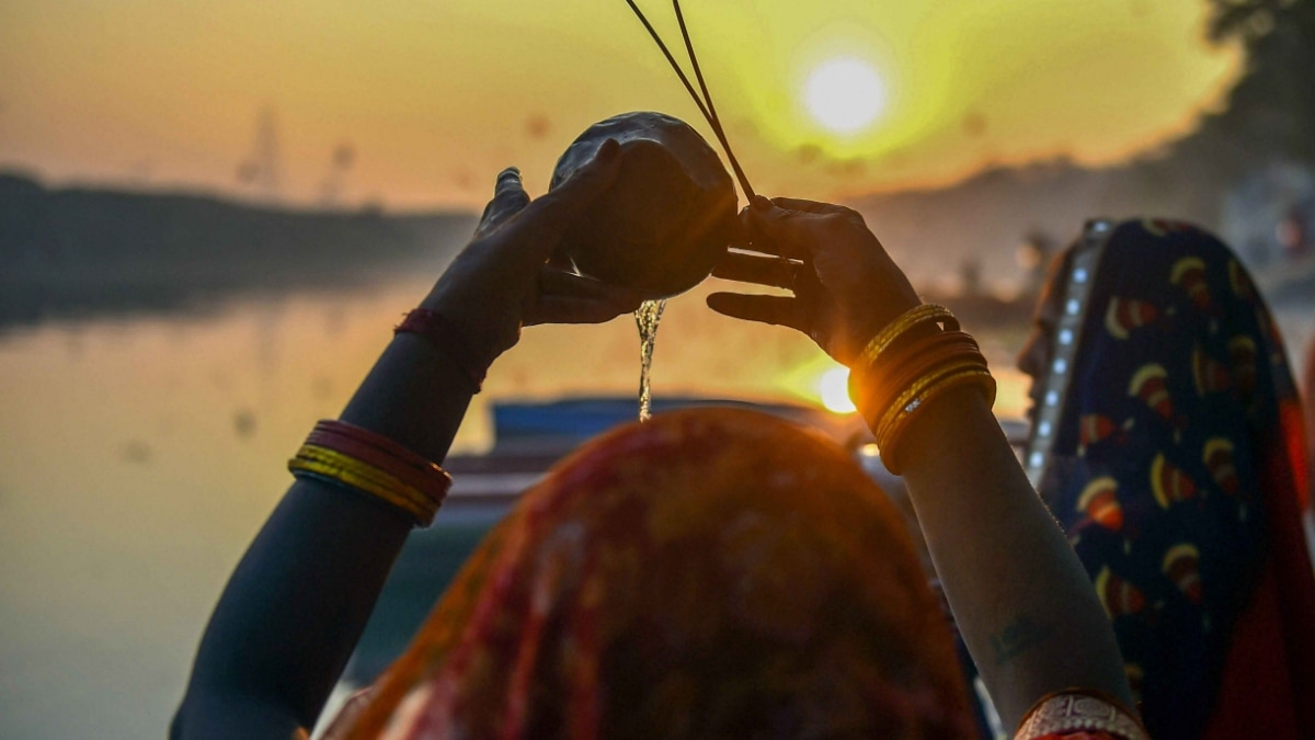 Chhath Puja 2023 Day 3: छठ पूजा का तीसरा दिन आज, जानें किस समय दिया जाएगा डूबते हुए सूर्य को अर्घ्य