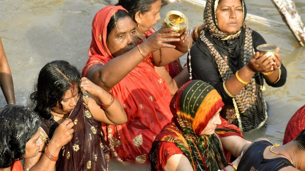 Chhath Puja 2023: देशभर में छठ पूजा पर आज ऐसे दिया जा रहा है डूबते हुए सूर्य को अर्घ्य, देखें लाइव तस्वीरें