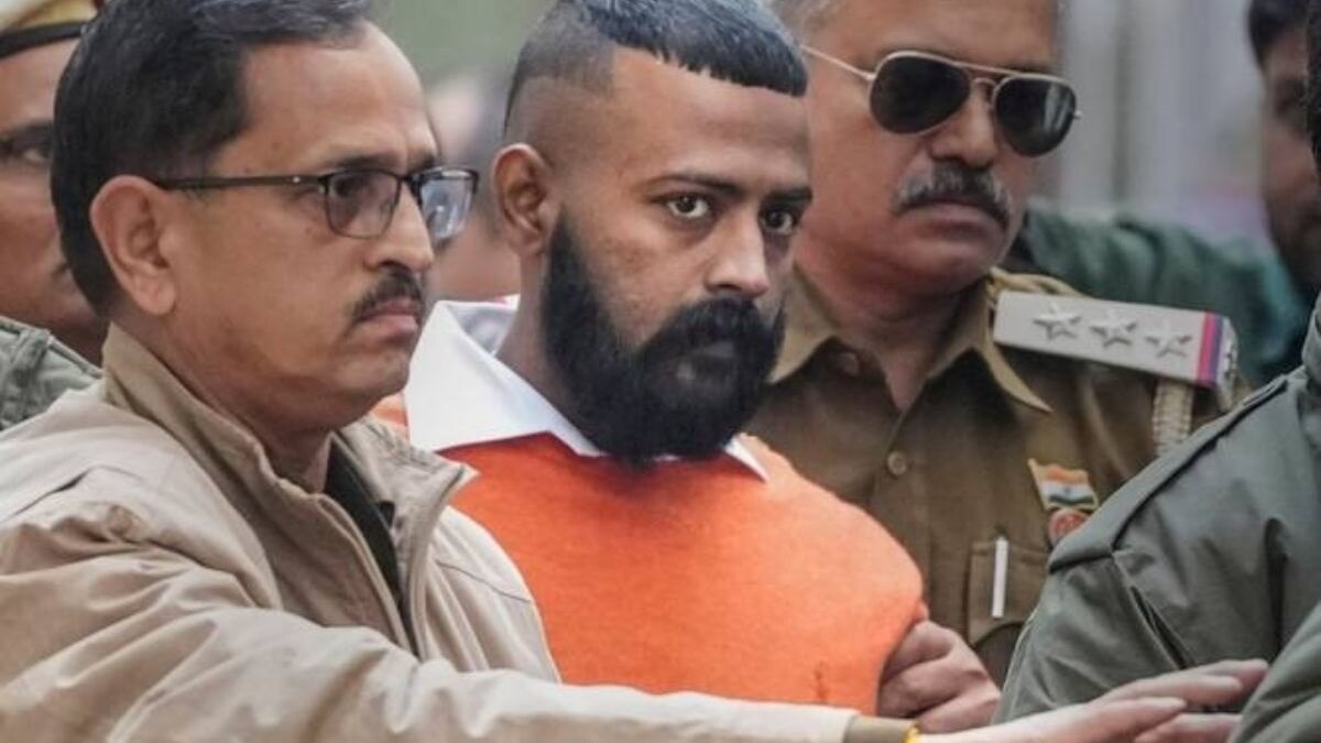 दिल्ली की जेल में बंद है महाठग सुकेश चंद्रशेखर की जब्त की गईं 12 हाई-एंड कारों की नीलामी होगी.