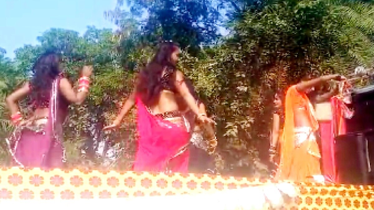 कांग्रेस प्रत्याशी की रैली में बुलाई गईं डांसर. 