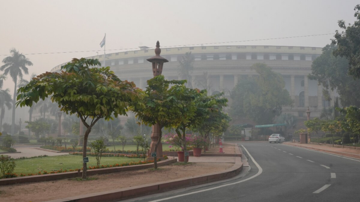 Delhi Weather: दिल्ली के तापमान में गिरावट, कोहरे का अलर्ट, जानें कब पड़ेगी कड़ाके की ठंड