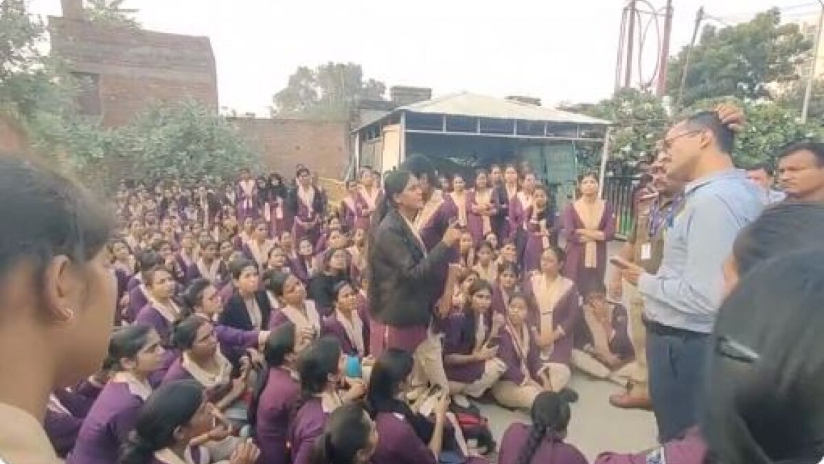 महिला कर्मचारियों ने दफ्तर के बाहर किया प्रदर्शन