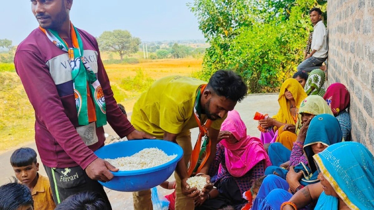 गांव के लोगों को सेव-परमल बांटते राजनीतिक दलों के कार्यकर्ता. (फोटो:aajtak)