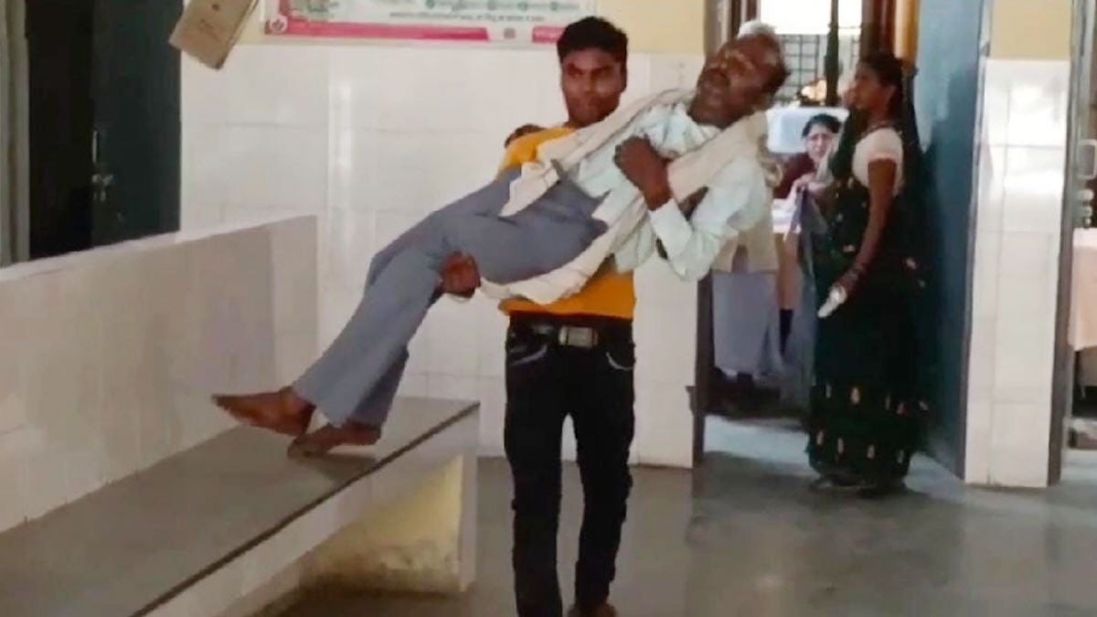 पिता को गोद में लेकर अस्पताल पहुंचा बेटा