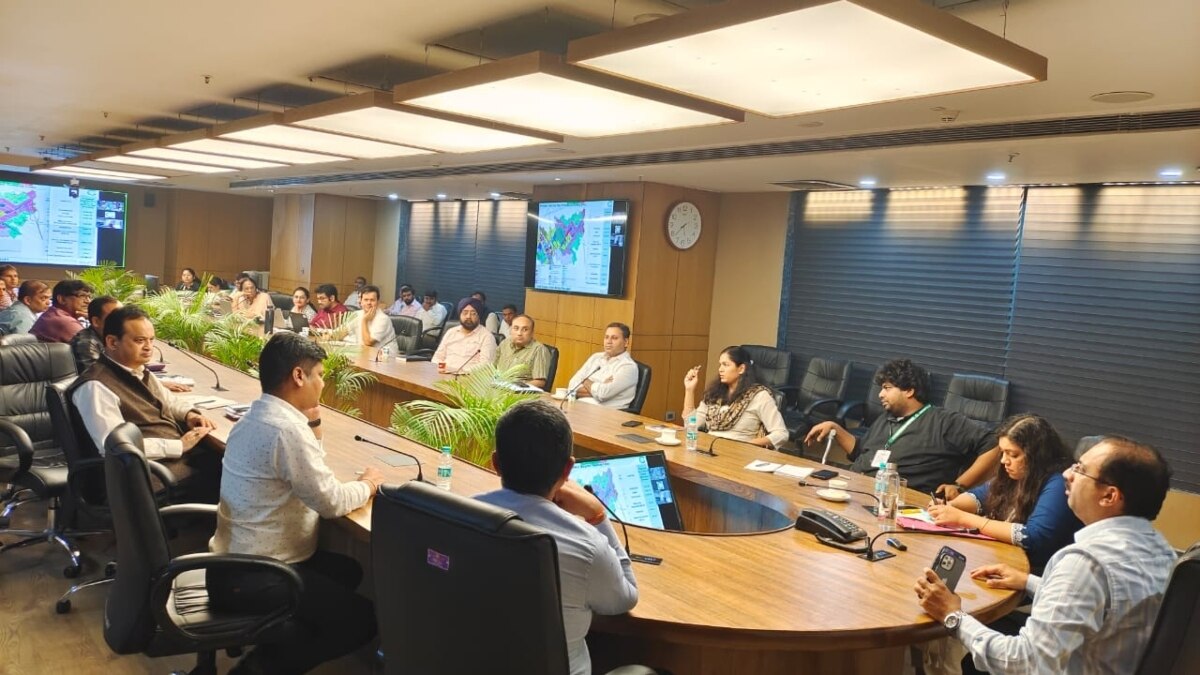 ग्रेटर नोएडा प्राधिकरण के अधिकारी मीटिंग करते.