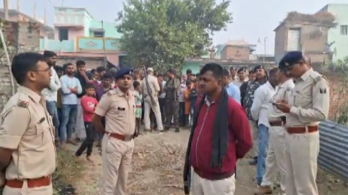 घटनास्थल पर मौजूद पुलिस.