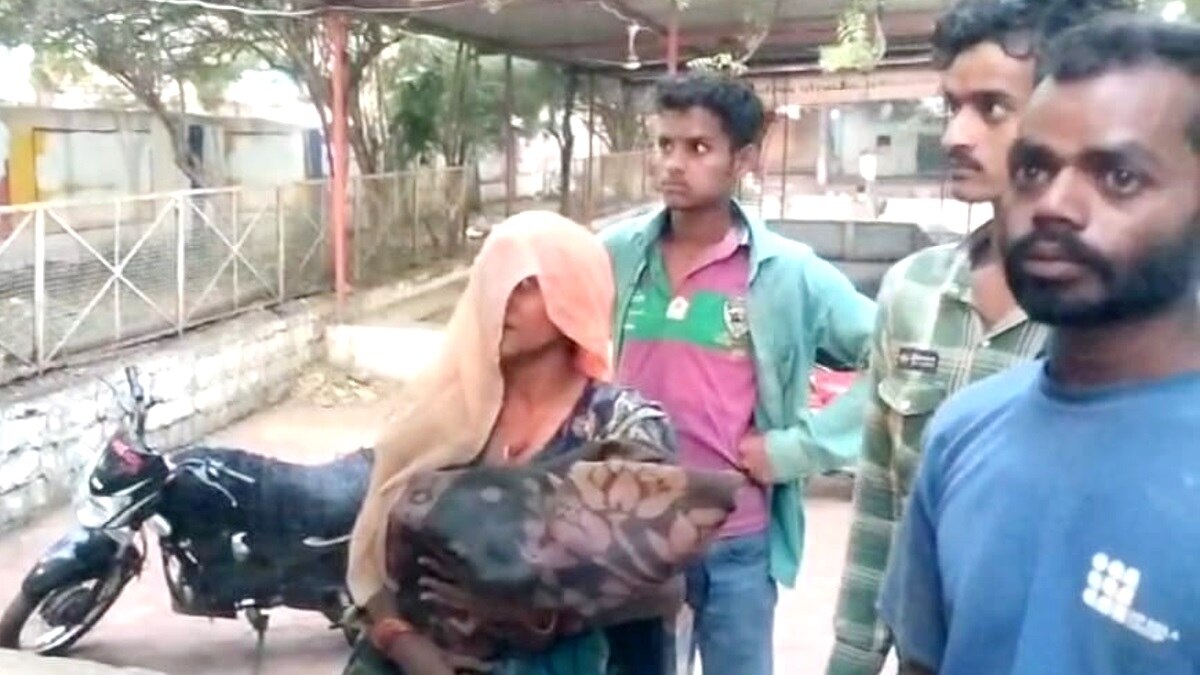 अस्पताल पहुंचे बच्ची के परिजन. 