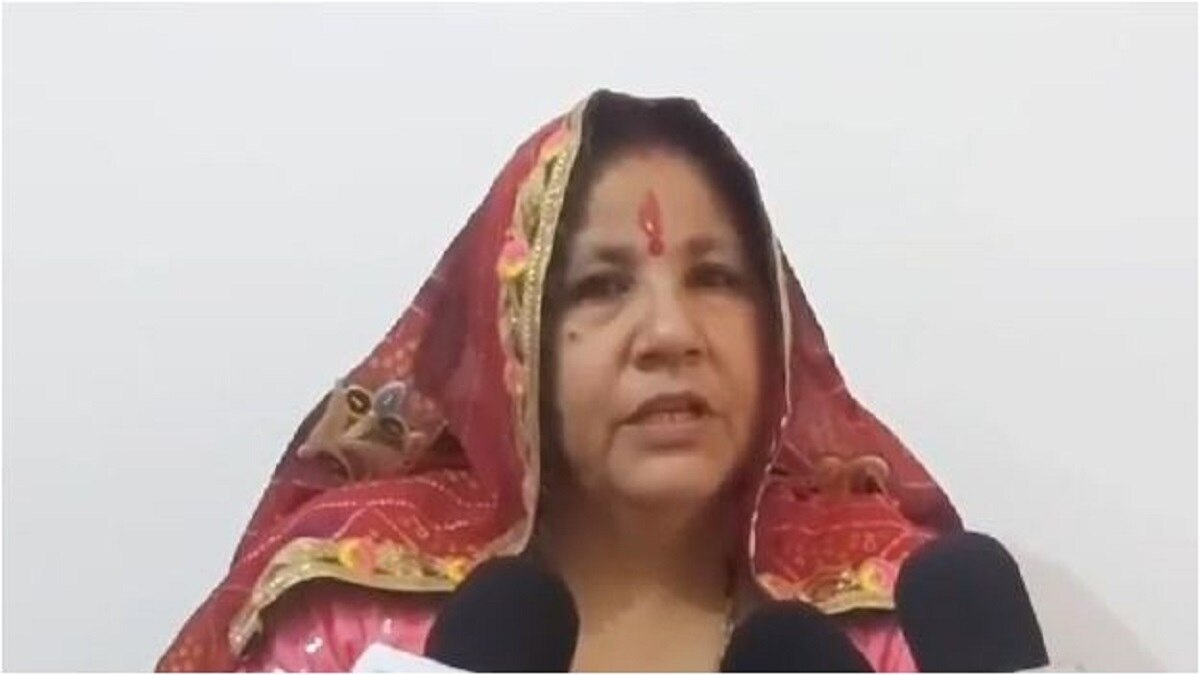 करगिल शहीद बनवारी लाल बगड़िया की पत्नी संतोष देवी.