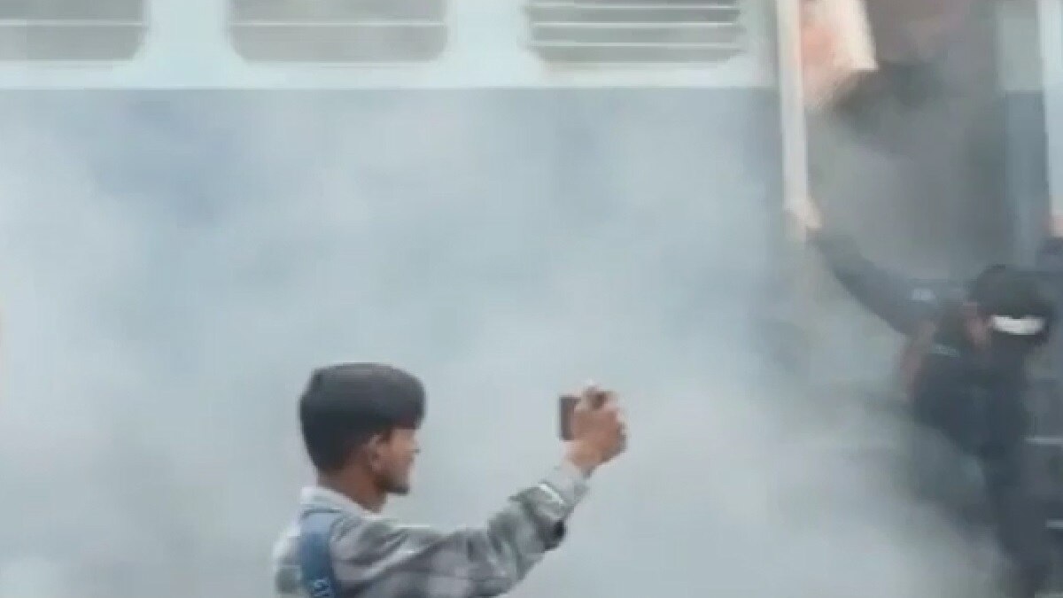 ट्रेन में लगी आग.