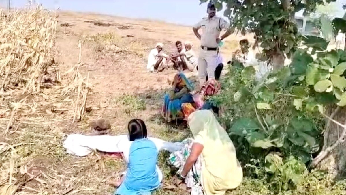 युवती के शव के पास बैठ विलाप करते परिजन. 