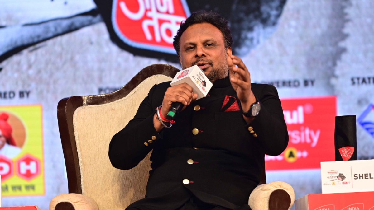 साहित्य आजतक में चर्चा करते गीतकार कुमार 