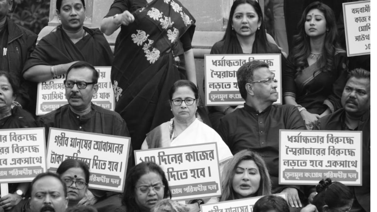 केंद्र के खिलाफ CM ममता ने फिर खोला मोर्चा, योजनाओं के फंड को लेकर धरने पर बैठीं