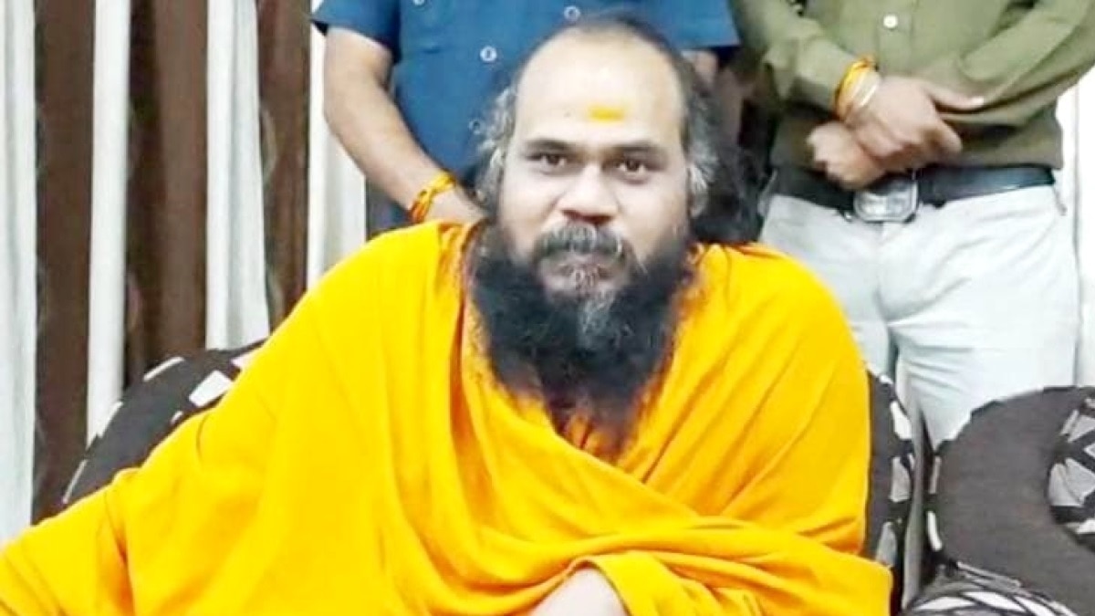 बुरे फंसे सपा प्रत्याशी मिर्ची बाबा...प्रचार के दौरान साड़ियां बांटने पर चुनाव आयोग सख्त, बुधनी में FIR दर्ज