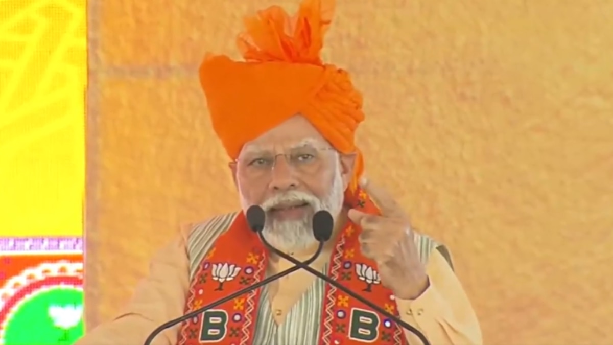 पीएम मोदी राजस्थान के भरतपुर में रैली को संबोधित करते हुए