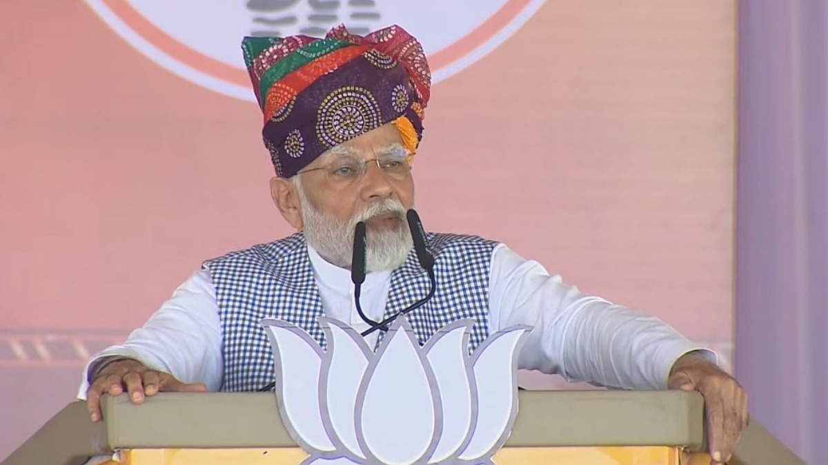 नरेंद्र मोदी एक जनसभा को संबोधित करते हुए.
